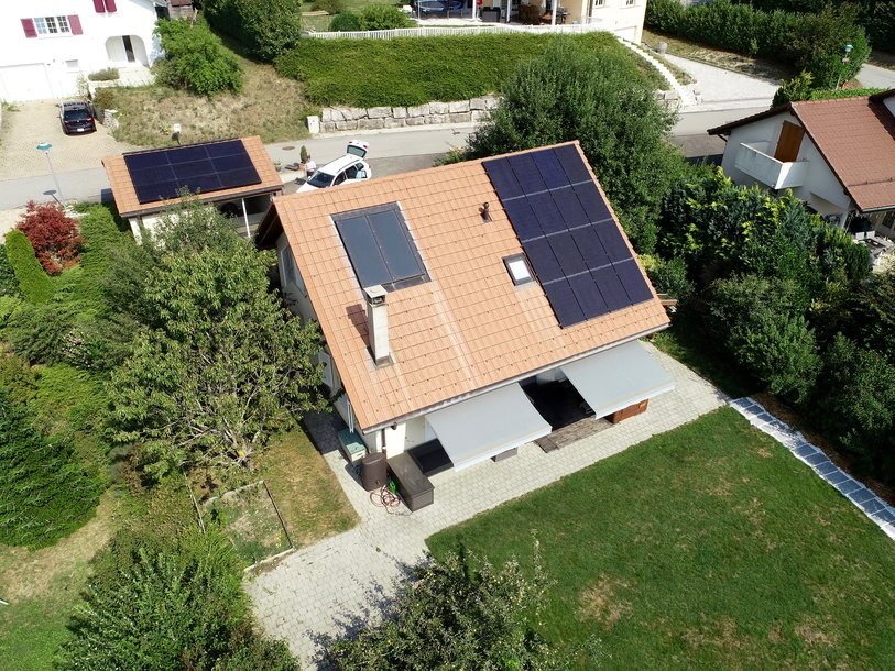 Panneaux photovoltaïques sur la toiture d’une villa