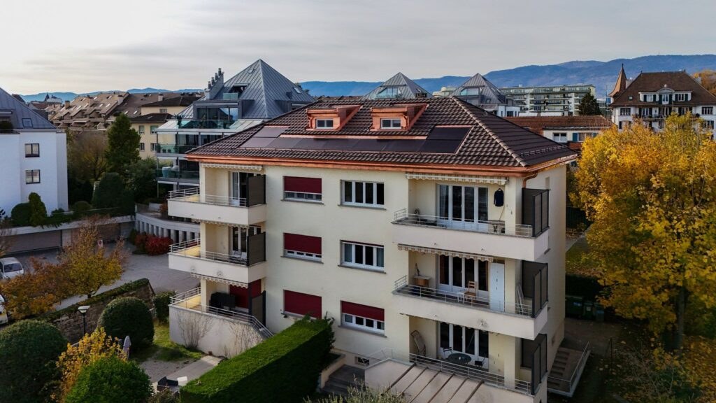 Panneaux photovoltaïques intégrés à la toiture d’un bâtiment résidentiel à Nyon, réalisation AstroVolt