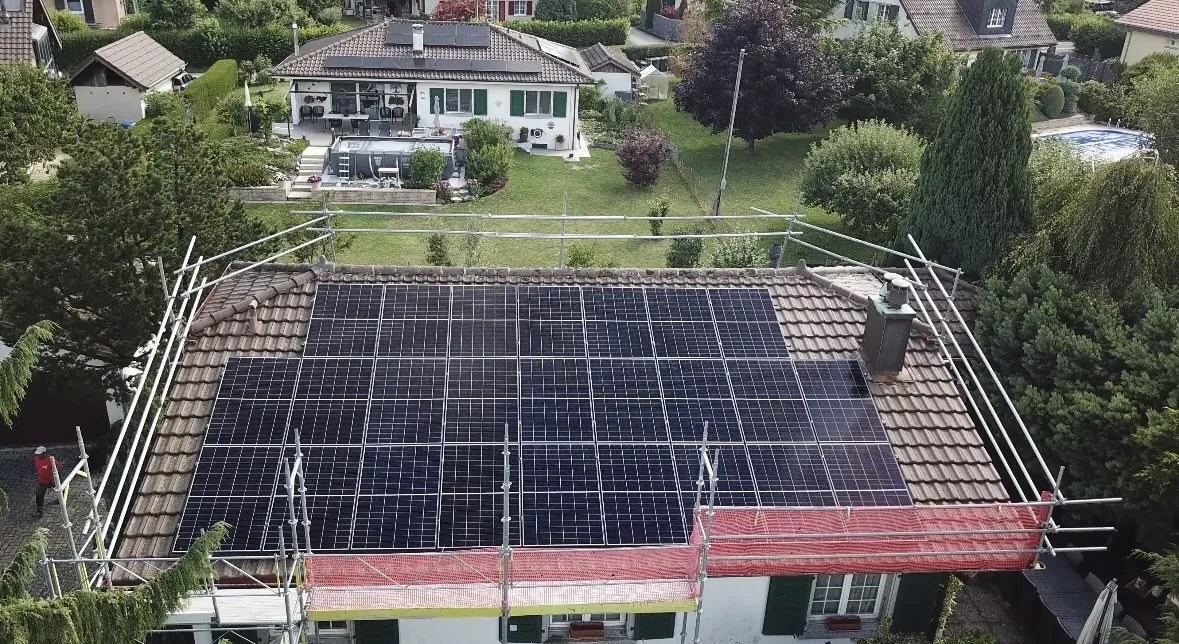 Panneaux photovoltaïques sur la toiture d’une maison à Bottens, vus du dessus