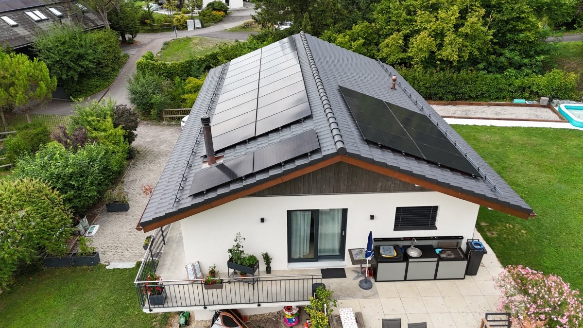 Panneaux photovoltaïques sur les deux pans d’une toiture résidentielle.