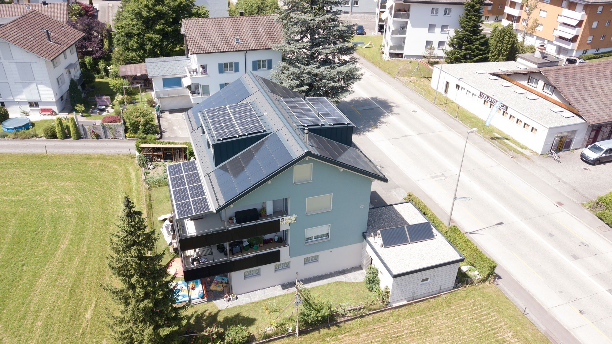 Wohnhaus mit PV-Modulen auf geneigten Dachflächen und Dachaufbauten