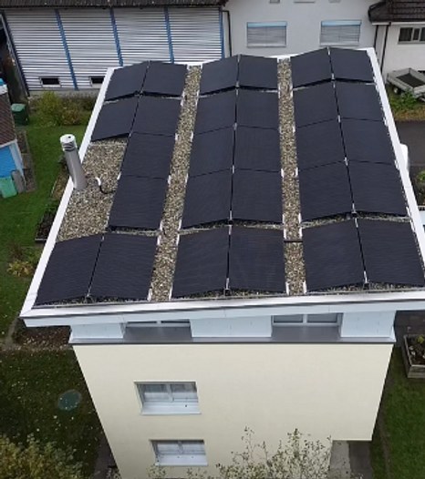 Photovoltaikanlage auf dem Flachdach eines Einfamilienhauses in Urswil.