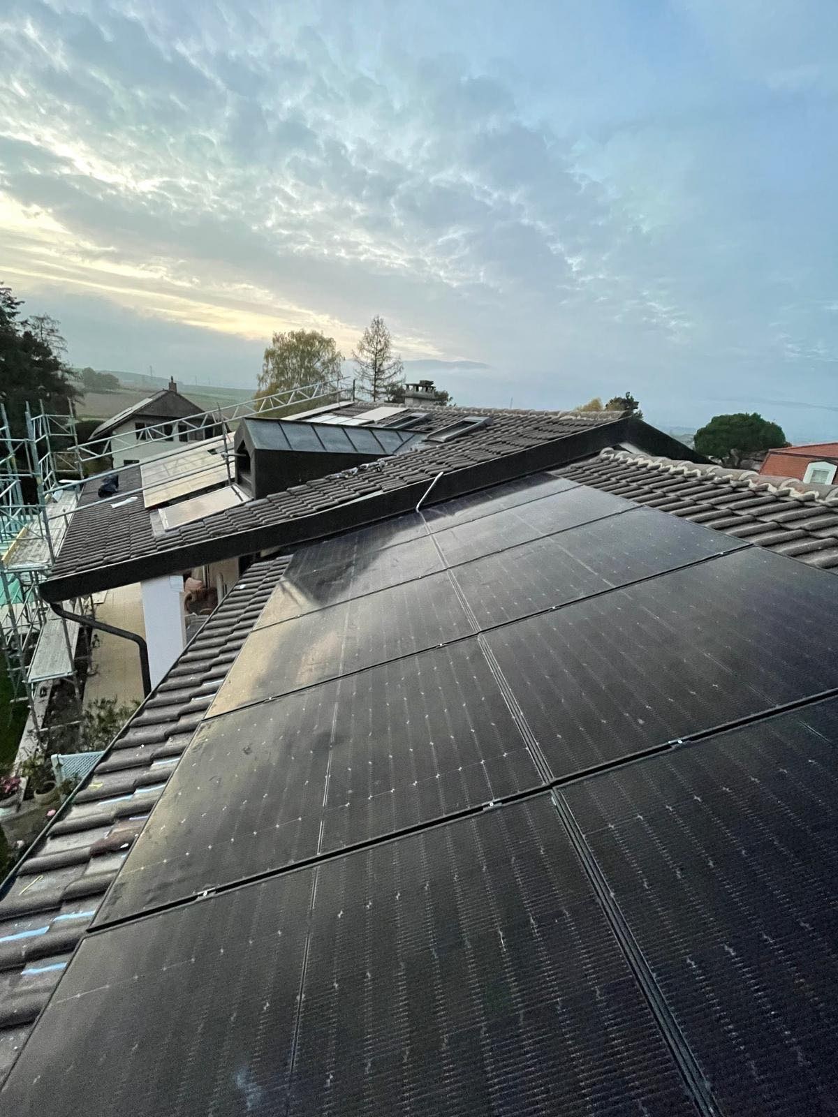 Installation photovoltaïque de HomePerformance sur la toiture en tuiles d’une maison.