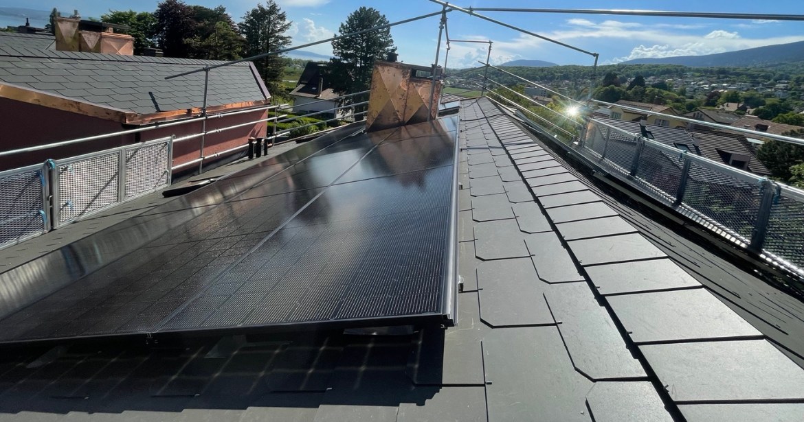 Installation photovoltaïque de tera solar sur la toiture d’une villa à Bevaix.